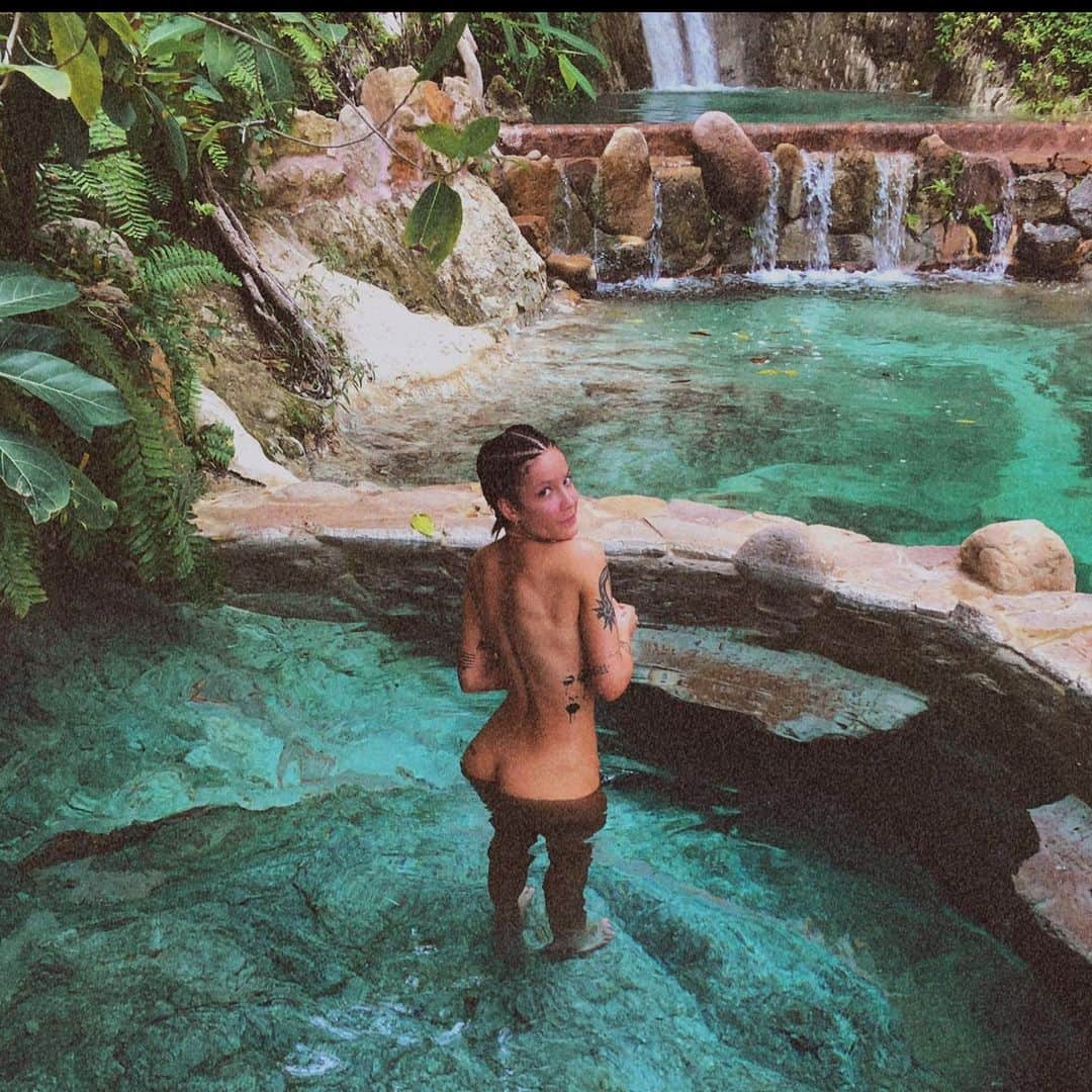 Halseyのインスタグラム：「NOW THAT I HAVE YOUR ATTENTION!!!! 🆘🆘🆘 Happy Earth Day! I encourage all of my followers to take some time to consider ways you can live more sustainably in this time. We can all make small changes to reduce waste, like remembering to recycle, using wooden utensils instead of plastic, switching to solid shampoos and conditioners, buying from small agriculture businesses, etc. I know I still have a long way to go to reduce the waste and carbon emission my profession historically entails, but my team and I are working hard to fix that! If you already suffer from ecological anxiety about the danger our earth is currently experiencing, making any small changes that you can manage could help to bring you a great sense of relief and happiness. Sending my love. 💚🌿」