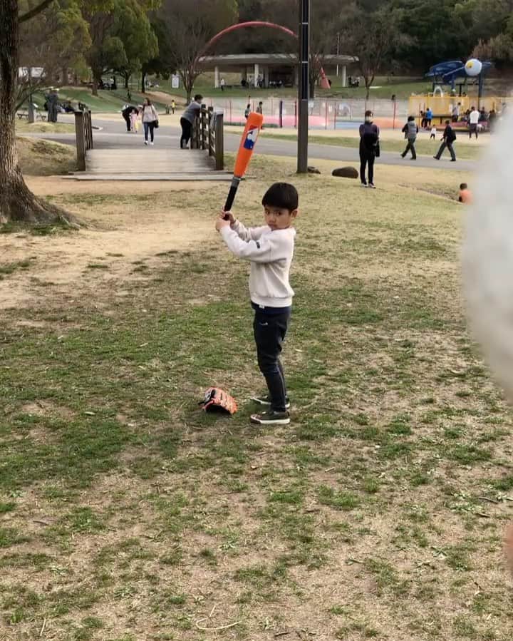 大西宏明のインスタグラム：「⚾️ボールだと飛距離凄いので‼️ 公園も行けず最近は家の前でバトミントンの🏸シャトル？？羽を打ってます🤗  #息子 #6歳 #入学延期　の #小学校 #一年生 #野球少年 #プロ野球選手 #なりたいんだって #頑張れ #smile #ほなっ！！」
