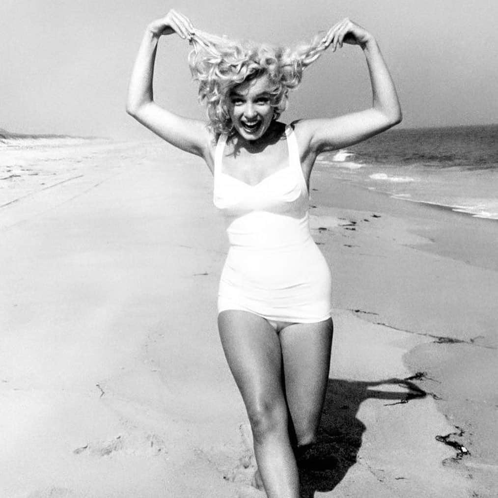 マリリン・モンローさんのインスタグラム写真 - (マリリン・モンローInstagram)「Marilyn photographed by Sam Shaw at Amagansett Beach, NY in 1957. She was pregnant here but sadly, one month later, she had a miscarriage. “She was beautiful without makeup and in her spirit as a person” – that's how Sam Shaw described Marilyn Monroe. “She was wearing a white bathing suit, her blonde hair was messy from the wind.”」4月23日 7時42分 - welovemarilyn