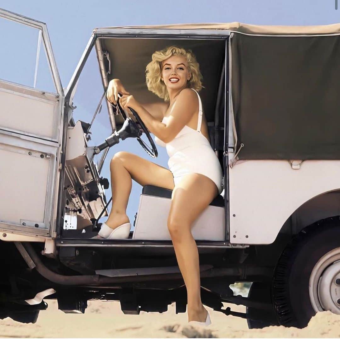 マリリン・モンローのインスタグラム：「Marilyn photographed by Sam Shaw at Amagansett Beach, NY in 1957. She was pregnant here but sadly, one month later, she had a miscarriage. “She was beautiful without makeup and in her spirit as a person” – that's how Sam Shaw described Marilyn Monroe. “She was wearing a white bathing suit, her blonde hair was messy from the wind.”」