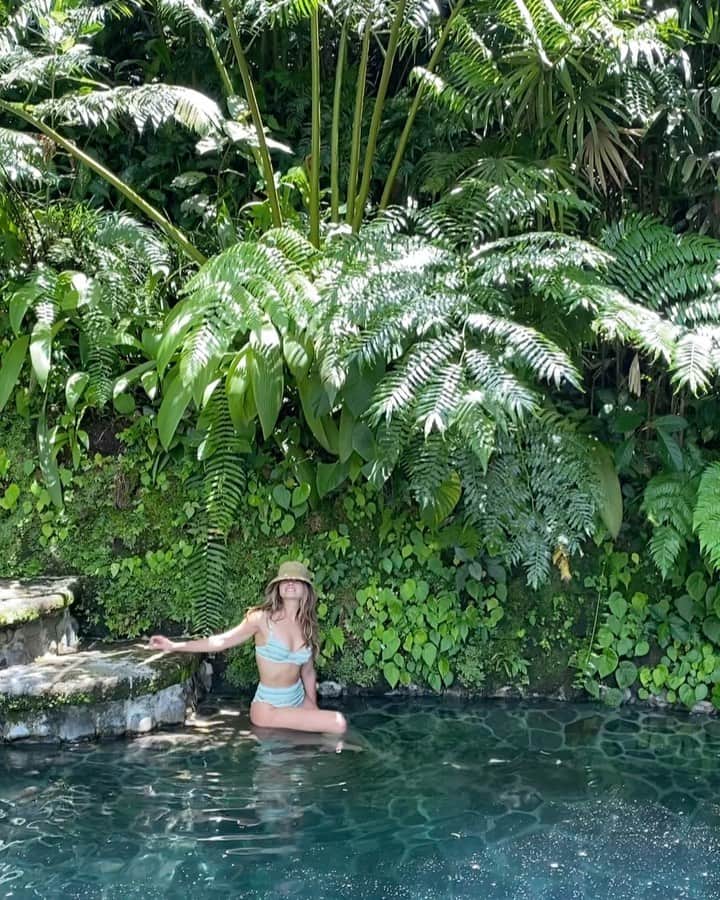 デビー・ライアンのインスタグラム：「🌏🦦」