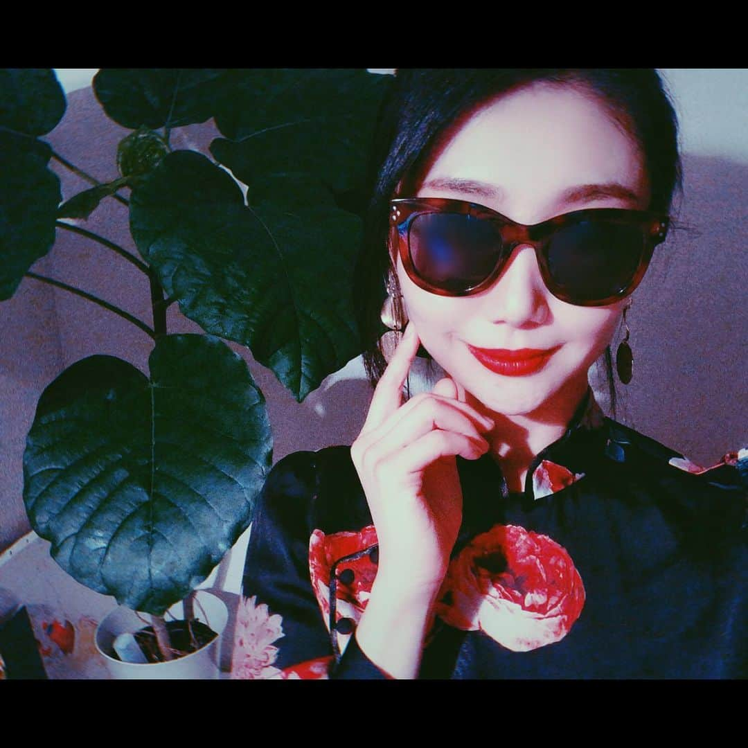 まりゑさんのインスタグラム写真 - (まりゑInstagram)「🕶💋 #まりゑ  #まりゑ配信 #映画の中に出てくる #女スパイ #てい #今夜は #やったことないメイクに挑戦配信 #まさかの #キャッツ #まじでやったことない #仕上がり不安 #お楽しみに #🐈」4月23日 7時58分 - manmarumarie