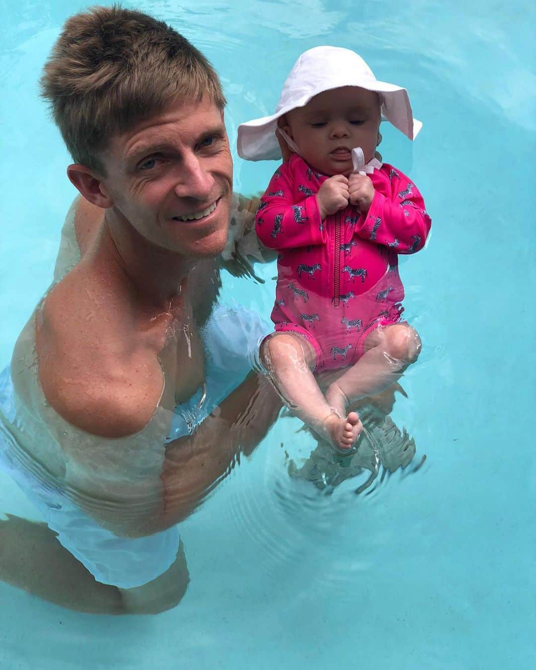 のインスタグラム：「This was one of Keira’s first swimming experiences a few weeks ago! 🏊‍♀️ Once the beaches are safely reopened I can’t wait to introduce her to one of my favourite places on Earth. But for now, we enjoy nature from home. Happy Earth Day! 🌍」
