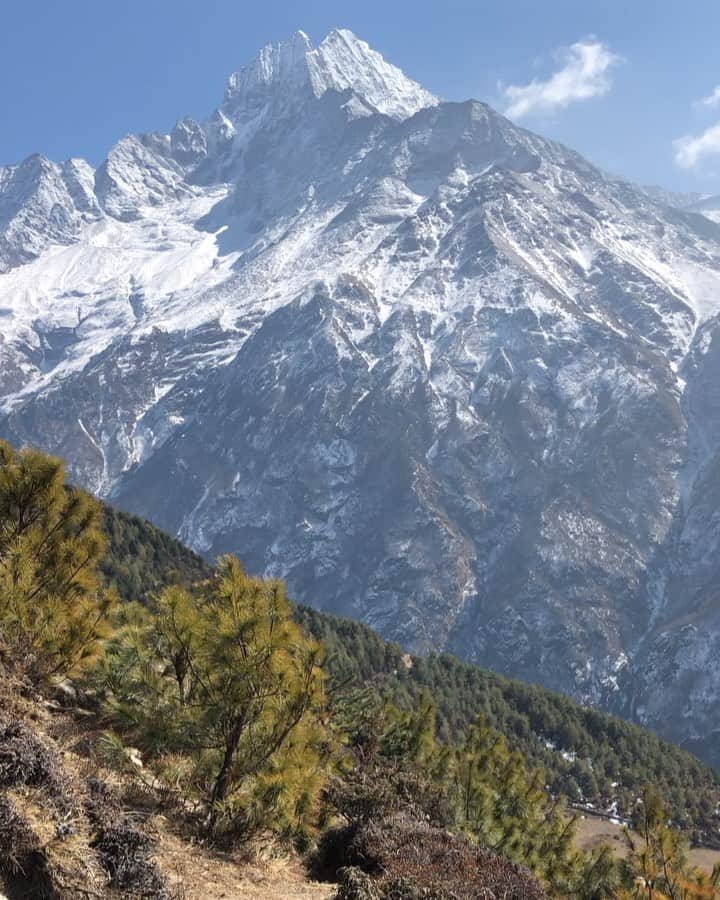 ジェレミー・アボットのインスタグラム：「Happy #Earthday  Today marks the 50th anniversary of Earth Day; a movement putting Mother Nature at the forefront of the conversation, and environmental concerns into the public consciousness.  Not only today, but every day we should all be doing our small part to help protect and preserve the beauty and the majesty of this place we call our home. We too often think of ourselves as removed or separate from nature, but this special one of a kind planet gave birth to our species. If we don’t tread lightly and with love the delicate balance that allows our planet, unlike the rest in our solar system, to sustain life will cease to exist. One small act of kindness towards our home done on a global scale will have a huge and beautiful impact. I love you 🌎 and I promise to take small steps protect you. • • • Slide 1) Namche Bazaar, Nepal 2&3) Newfoundland, Canada 4) Vancouver, Canada 5) Bolzano, Italy  6) Kyoto, Japan 7) Colorado Springs, USA 8) Palisade, Co. USA 9) Christchurch, New Zealand 10) Niagara, Canada」