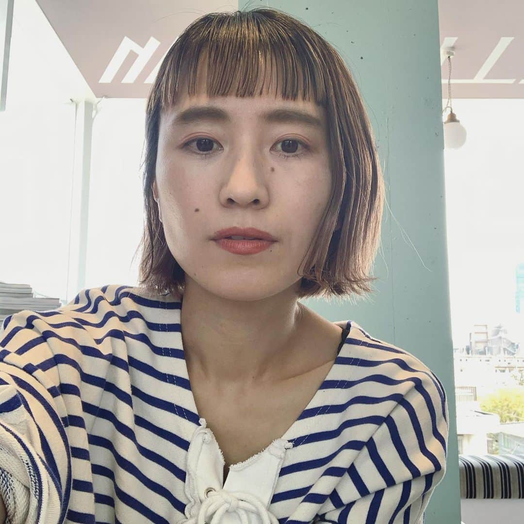 小松美緒のインスタグラム：「伸びきった前髪をセルフカット✂︎したので、久しぶりに自撮り。　 セルフカットの仕方も撮ったので　 次あげますね。　 パッっと切りたい人の参考になれば、、、🙏✨ 自分で撮る時の表情恥ずかしいですが🙅‍♀️」