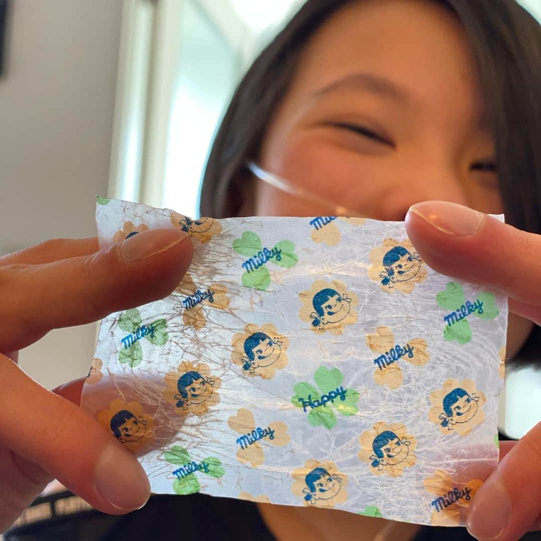 yukiさんのインスタグラム写真 - (yukiInstagram)「おはようございます。﻿ ﻿ ミルキーの包み紙に﻿ "レア物" があるそうで﻿ 最近、ミルキー食べまくりな私たち。﻿ それはそれはデブまっしぐらです🐽﻿ が… それ以上に幸せが待っている❤️💙🤍﻿ ﻿ #ミルキーの大吉 #ミルキーのhappy #ミルキーの包み紙 #レアお菓子 #happyカモン #milka」4月23日 8時02分 - milkayuki