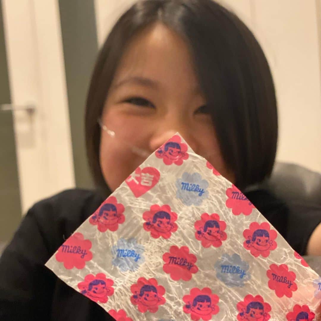 yukiさんのインスタグラム写真 - (yukiInstagram)「おはようございます。﻿ ﻿ ミルキーの包み紙に﻿ "レア物" があるそうで﻿ 最近、ミルキー食べまくりな私たち。﻿ それはそれはデブまっしぐらです🐽﻿ が… それ以上に幸せが待っている❤️💙🤍﻿ ﻿ #ミルキーの大吉 #ミルキーのhappy #ミルキーの包み紙 #レアお菓子 #happyカモン #milka」4月23日 8時02分 - milkayuki