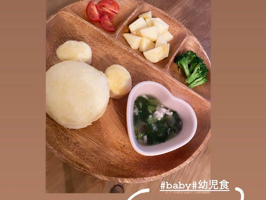 shihoさんのインスタグラム写真 - (shihoInstagram)「#離乳食後期　記録🖋  写真みてもらえばわかる通りほうれん草大好きで出番率は No.1！！4束買ってきても 1週間で余裕でなくなります笑 （私達も好きだから笑） レシピも飽きないようにと 考えるのが大変大変😂 . 身体は食べ物からできる。 だから口に入るものは 私がしっかり選んであげたい. 小さい頃から食べ物にうるさかった私の母。 子供を産んでその愛の本当の意味がわかり気をつけてくれていていたこと。 本当に感謝でしかない。 そして今そんな母のように私も娘にできる喜び。 娘がいつか母になった時に それを子供にしてくれたら私嬉しくてないちゃうかもね😂笑 . . 最近はもうあまり冷凍は せずに朝はパパッと簡単メニュー、朝寝のタイミングで お昼ご飯作り、夜は だいたい私達と同じ メニューの味薄いバージョン 今時間もあるしねっ♡ . . 作る時のポイントは 素材の味を生かすと なにが好きとかすごいよくわかるよ！！！ 1歳すぎてきたらよく噛めるようにもうあまり細かくしない方がオススメ！！！ . . . 意識していることは1番は もちろん栄養バランス。 あとはbabyだからといって 手を抜かずに盛り付け をカラフルに！！ 見て食事って楽しいと おもってもらえるように☺️ . . . . . #baby#1y#babygirl#mama #女の子ママ#1歳#baby#1歳2カ月#幼児食#幼児食レシピ#離乳食#手作り#手作りごはん #ぱくぱく期  #しぽずくっきんぐ#ママリ#ママリクッキングオベンタグラム」4月23日 8時10分 - shipogram