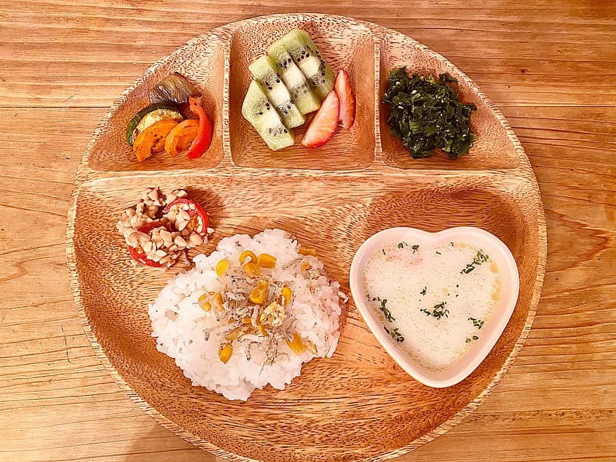 shihoのインスタグラム：「#離乳食後期　記録🖋  写真みてもらえばわかる通りほうれん草大好きで出番率は No.1！！4束買ってきても 1週間で余裕でなくなります笑 （私達も好きだから笑） レシピも飽きないようにと 考えるのが大変大変😂 . 身体は食べ物からできる。 だから口に入るものは 私がしっかり選んであげたい. 小さい頃から食べ物にうるさかった私の母。 子供を産んでその愛の本当の意味がわかり気をつけてくれていていたこと。 本当に感謝でしかない。 そして今そんな母のように私も娘にできる喜び。 娘がいつか母になった時に それを子供にしてくれたら私嬉しくてないちゃうかもね😂笑 . . 最近はもうあまり冷凍は せずに朝はパパッと簡単メニュー、朝寝のタイミングで お昼ご飯作り、夜は だいたい私達と同じ メニューの味薄いバージョン 今時間もあるしねっ♡ . . 作る時のポイントは 素材の味を生かすと なにが好きとかすごいよくわかるよ！！！ 1歳すぎてきたらよく噛めるようにもうあまり細かくしない方がオススメ！！！ . . . 意識していることは1番は もちろん栄養バランス。 あとはbabyだからといって 手を抜かずに盛り付け をカラフルに！！ 見て食事って楽しいと おもってもらえるように☺️ . . . . . #baby#1y#babygirl#mama #女の子ママ#1歳#baby#1歳2カ月#幼児食#幼児食レシピ#離乳食#手作り#手作りごはん #ぱくぱく期  #しぽずくっきんぐ#ママリ#ママリクッキングオベンタグラム」