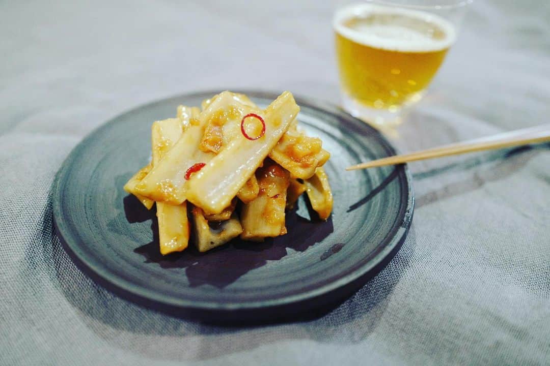 のインスタグラム：「【簡単に家で出来る料理リレー】  山本了子さん　@yamamotosatoko さんから受け取りました。 さとちんはファッション、お料理、様々なことを極めながらアクティブに働く、2人の男の子ママ。尊敬するお母さんなのです。 いつもとても素敵なお弁当。息子達にお弁当が必要になって来たら、ぜひ教えて欲しいです！フリットも作ってみよう。 バトン回してくれて、ありがとう。 ===================================== 《料理リレー》 ㅤㅤㅤ 料理研究家の脇雅世先生が発起人となってスタートした、簡単に家庭でできる料理のリレー。 ㅤㅤㅤ バトンパスされた料理家たちが、身近な食材で作れる簡単料理をUPし、次の料理家へ繋ぐ、というリレーです。 =====================================おうちでよく作る、ほんとに簡単なメニューにしてみました。宜しければ、作ってみてください！  私のメニューはこちら✨ <蓮根の梅きんぴら>  蓮根　1本(250g程) ごま油 　大さじ1  A みりん 　大さじ1と1/2 麺つゆ  大さじ1 水  大さじ3 赤唐辛子の輪切り　ひとつまみ  梅干  3個 お酢 　適量  ①れんこんの皮を剥いて縦に切り、酢水にさらして、水洗いしておく。  ②温めたフライパンにごま油を引いて、れんこんを中火で透明になるまで炒める。  ③ Aを②に入れて、炒めながら煮込む。  ④ 水分が減って、てりが出て来たら、種を外して包丁でたたいた梅肉をからめる。完成！  そして私は、いつも癒されるお料理をいただいている、@locavore_uehara さんにバトンを回させていただきます。  #うちで過ごそう #stayhome #料理リレー #cookingrelay」