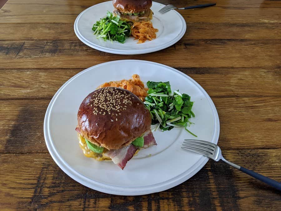 藤田敦子のインスタグラム：「ㅤㅤㅤ 【 #blendakitchen 】 ㅤㅤㅤ ✔︎ @the_great_burger のハンバーガー🍔 ✔︎ホワイトセロリとクレソンのサラダ ✔︎ニンジンの醤油麹和え ㅤㅤㅤ ここまでガッツリお肉と小麦！は珍しいんやけど (案の定その後、眠くて使い物にならんかった🤣) 友達のお店のは、たま〜〜に食べたいよね。 ㅤㅤㅤ 久々のこのパンチ力🍔 味は間違いない👍 ㅤㅤㅤ お店の味がお家で食べれるなんて 短期間でこれを生み出したあっくん @atsushi_kurumata に拍手を送りたいです👏 素晴らしすぎる！！ ㅤㅤㅤ 気になる方は、あっくんのインスタをチェックしてね。 発売開始告知はストーリーズで上がることが多いよん🤤 ㅤㅤㅤ ちなみに、こういう日のためにも 昨日アップしたクレンズがあるんよね👍 ㅤㅤㅤ 環境、自分のこと、いろいろ考えると できればヴィーガンを目指したいので ヴィーガンバーガーもぜひ企画お願いします🙏」