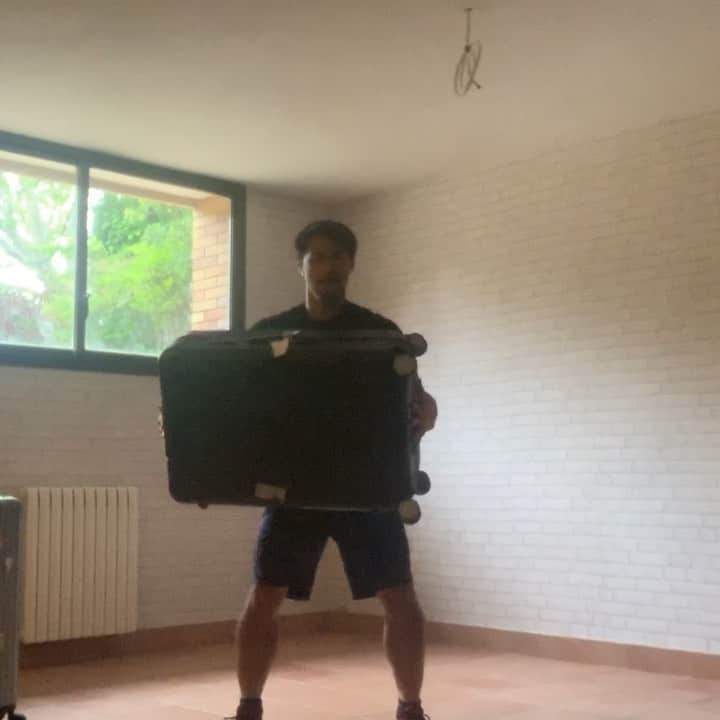 岡崎慎司のインスタグラム：「Training video day 29 今日もスーツケース💪💪 １つ目は、左右にスーツケースを振ろう。自分の腹筋と股関節とお尻で振り回されないようにして下さい。全身使うかなり重要なトレーニングです😊💪 昨日は僕のせいで負けてしまい残念。1試合目と2試合目でe-sportsの酸いも甘いも知れたなー。😭 やるからには勝ちたいなー。 岡崎が決めろよヘディングー😅😅 なんかファンや監督の気持ち分かるなー。😭 #身近なもので質をあげよう #悔しさがまだ残ってる #ハーランドにボコボコにされた」