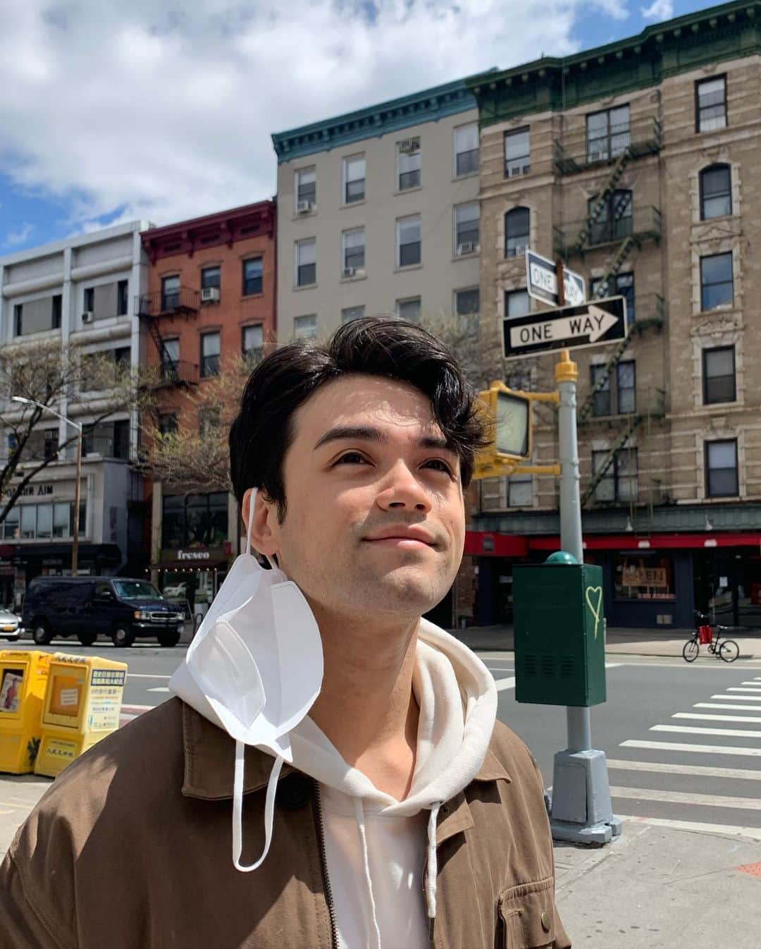 ジュリアン・ヤオ・ジョイエロのインスタグラム：「deep breaths ☀️」