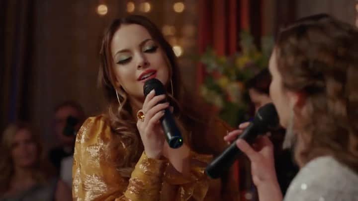 エリザベス・ギリースのインスタグラム：「Leather & Lace from last week’s #Dynasty w/ @lauraosnes ✨」