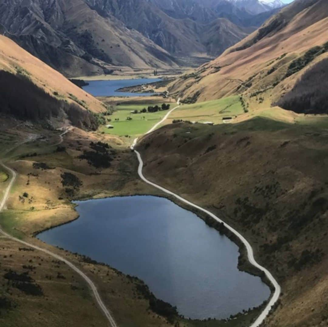 リース・ウィザースプーンさんのインスタグラム写真 - (リース・ウィザースプーンInstagram)「Happy Earth Day! 🌏One of the most beautiful places I have ever been was #NewZealand. 🇳🇿 💫The mountains, the bright blue lakes, the endless skies. There was so much natural beauty all around. 🌿Feeling very lucky to have these pictures that remind me how gorgeous our planet is. Let’s do everything we can to protect Mother Earth! 💚」4月23日 8時40分 - reesewitherspoon