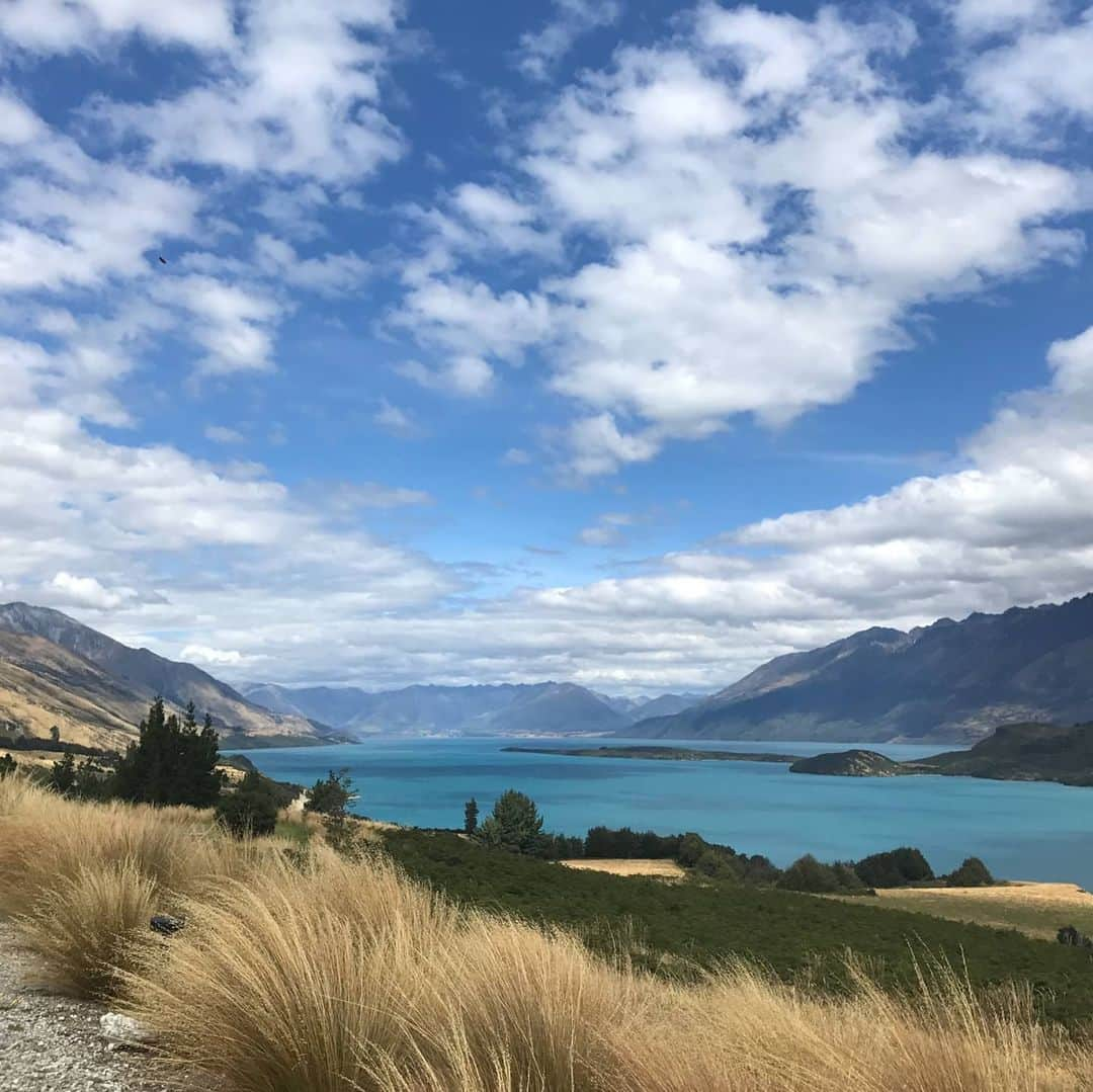 リース・ウィザースプーンさんのインスタグラム写真 - (リース・ウィザースプーンInstagram)「Happy Earth Day! 🌏One of the most beautiful places I have ever been was #NewZealand. 🇳🇿 💫The mountains, the bright blue lakes, the endless skies. There was so much natural beauty all around. 🌿Feeling very lucky to have these pictures that remind me how gorgeous our planet is. Let’s do everything we can to protect Mother Earth! 💚」4月23日 8時40分 - reesewitherspoon