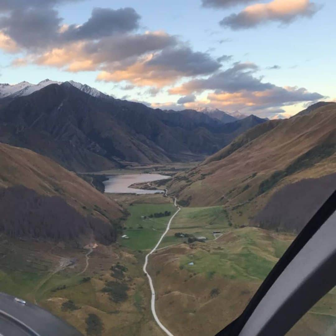 リース・ウィザースプーンさんのインスタグラム写真 - (リース・ウィザースプーンInstagram)「Happy Earth Day! 🌏One of the most beautiful places I have ever been was #NewZealand. 🇳🇿 💫The mountains, the bright blue lakes, the endless skies. There was so much natural beauty all around. 🌿Feeling very lucky to have these pictures that remind me how gorgeous our planet is. Let’s do everything we can to protect Mother Earth! 💚」4月23日 8時40分 - reesewitherspoon