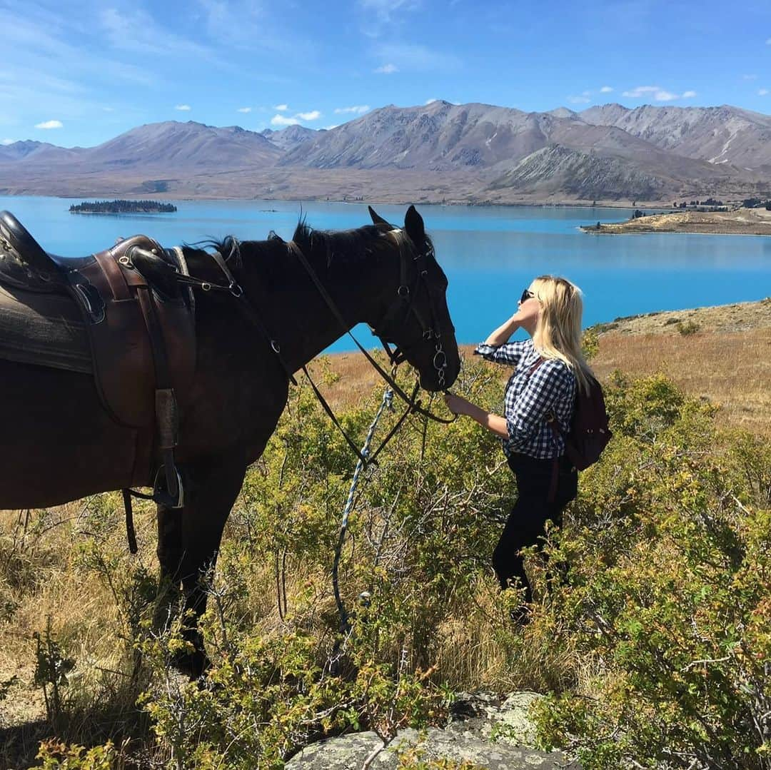 リース・ウィザースプーンさんのインスタグラム写真 - (リース・ウィザースプーンInstagram)「Happy Earth Day! 🌏One of the most beautiful places I have ever been was #NewZealand. 🇳🇿 💫The mountains, the bright blue lakes, the endless skies. There was so much natural beauty all around. 🌿Feeling very lucky to have these pictures that remind me how gorgeous our planet is. Let’s do everything we can to protect Mother Earth! 💚」4月23日 8時40分 - reesewitherspoon