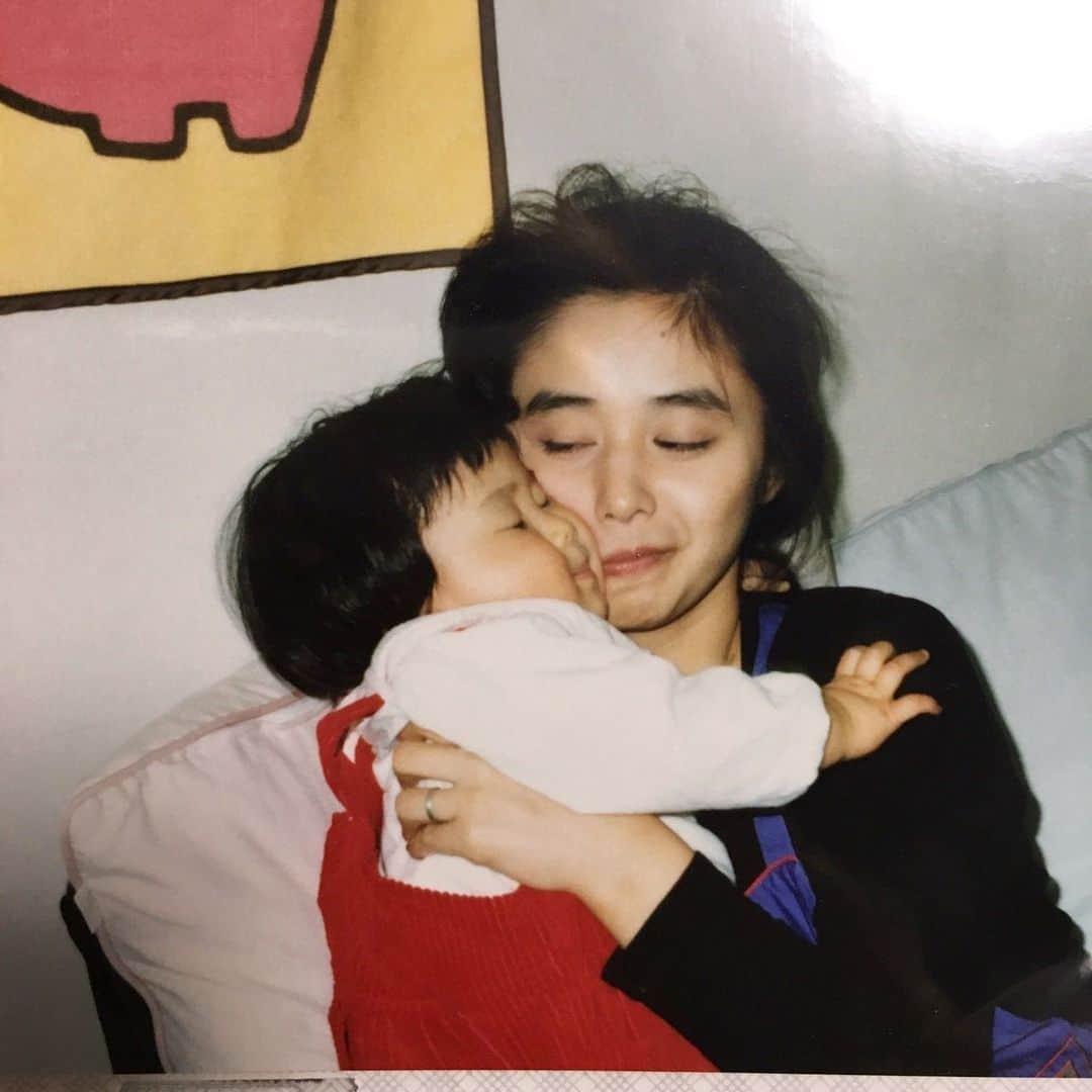 のインスタグラム：「#いいねトラップ @asako_sen  #子供時代#大福のようなわたし #withmom」