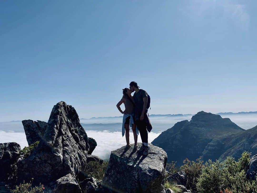 ヒラリー・ダフさんのインスタグラム写真 - (ヒラリー・ダフInstagram)「After 2 hours of climbing table mountain in Cape Town I remember @matthewkoma  casually asking how much further .. and when our guide easily threw over her shoulder “just two and half hours more” ...I would pay money to watch Matt register if she was joking or not! It  was such an adventure.... we’ve also never been as hungry after tackling that bad boy #earthday」4月23日 8時55分 - hilaryduff