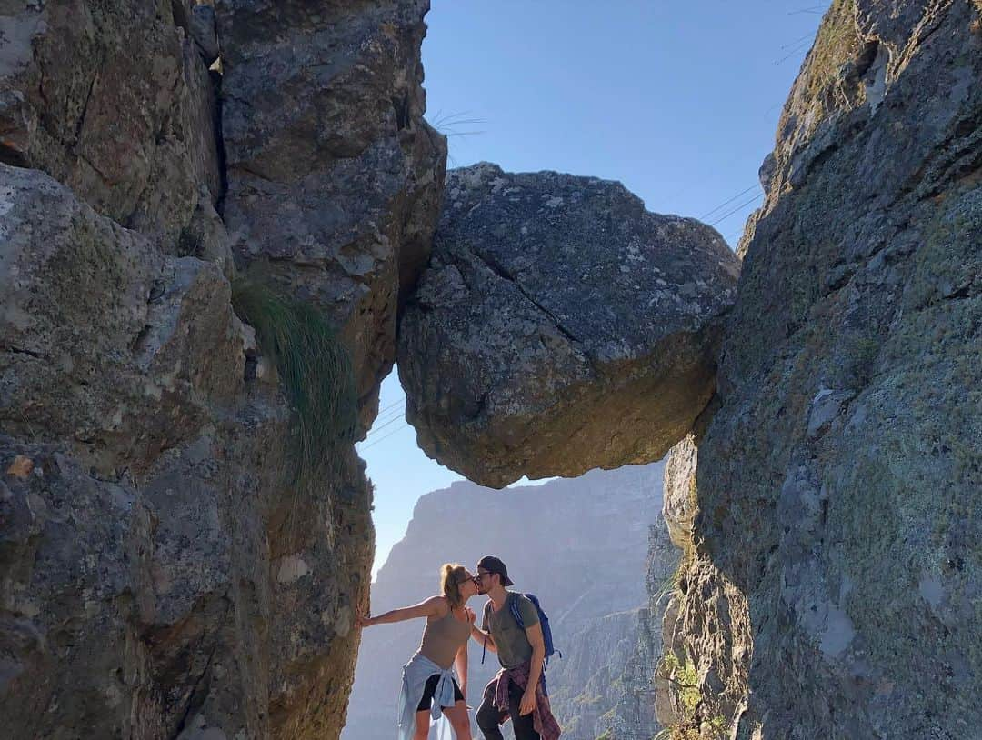 ヒラリー・ダフさんのインスタグラム写真 - (ヒラリー・ダフInstagram)「After 2 hours of climbing table mountain in Cape Town I remember @matthewkoma  casually asking how much further .. and when our guide easily threw over her shoulder “just two and half hours more” ...I would pay money to watch Matt register if she was joking or not! It  was such an adventure.... we’ve also never been as hungry after tackling that bad boy #earthday」4月23日 8時55分 - hilaryduff