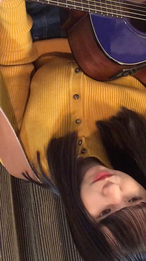 本郷柚巴のインスタグラム：「とにかく今は弾いて弾いて聴いて頂いて上手くなるように頑張るしか無いです、数年後こんな時もあったなぁって思うんやろな😄  聴いた人が好きな歌で少しでも笑顔が増えますように  #宇多田ヒカル さん #花束を君に #おうち時間 #音楽のある生活」