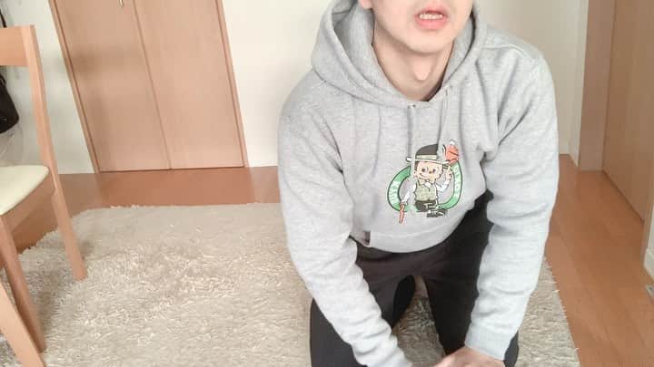 栗原祐太のインスタグラム：「【今日のやってみよう】 ※ボールはなくて大丈夫 ✔︎お腹にチカラをいれた状態 （お腹を少し凹ませた感じ） ✔︎腕にチカラはいれない ✔︎呼吸は止めない ✔︎ひねって、ひねる！w ✔︎腰は浮かせないように  やってみましょう😊 無理はしないでね！  #今日のやってみよう #ダイエット #エクササイズ #家で筋トレ #バスケ #バスケットボール #bleague #バスケで元気に #バスケで明るく #スポーツで元気に #youtube」