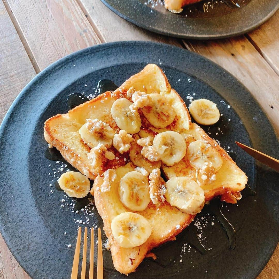 山川春奈のインスタグラム：「おはようございます🌞  今まで自炊してはいましたが、あまり料理が得意というタイプではありませんでした。  でも、自粛生活で今まで自分で作っていたレパートリーにも飽きて来たので、新しいお料理をコツコツと頑張る事に...! 今まで欲しかったお料理グッズも今ポチッとしておりますw  皆さまの投稿を見てても自粛生活でお料理投稿が増えてるから、色々な方のレシピを参考にしています！  とりあえずは簡単な朝食からという事で、たまに最近作る様になったフレンチトースト。  バターはこれからパッケージをデザインさせて頂く @chill_2011 さんのプレーンを使用。とても香ばしくて美味しいバターなので早く皆さまにお届けしたい！  気分が上がるお皿は、 @utsuwamarukaku で見てずーっと欲しかった#黒木泰等 さんのもの。  絶妙な凹凸の区切りが本当に美しくて、なんの料理でも綺麗に見せてくれるお気に入りになりました✨  カトラリーは @midoriohara から頂いた#cutipol これもとてもお気に入りです！  #フレンチトースト #バター #黒木泰等 #cutipol」