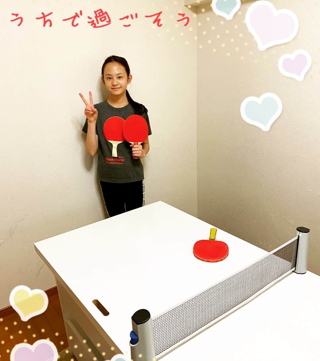 田中杏のインスタグラム：「机を卓球台にして毎日卓球やっています！！ 卓球部に入っているので練習も兼ねて やっています！🏓 みんなはお家で何をして過ごしていますかー？？ #卓球  #うちで過ごそう」
