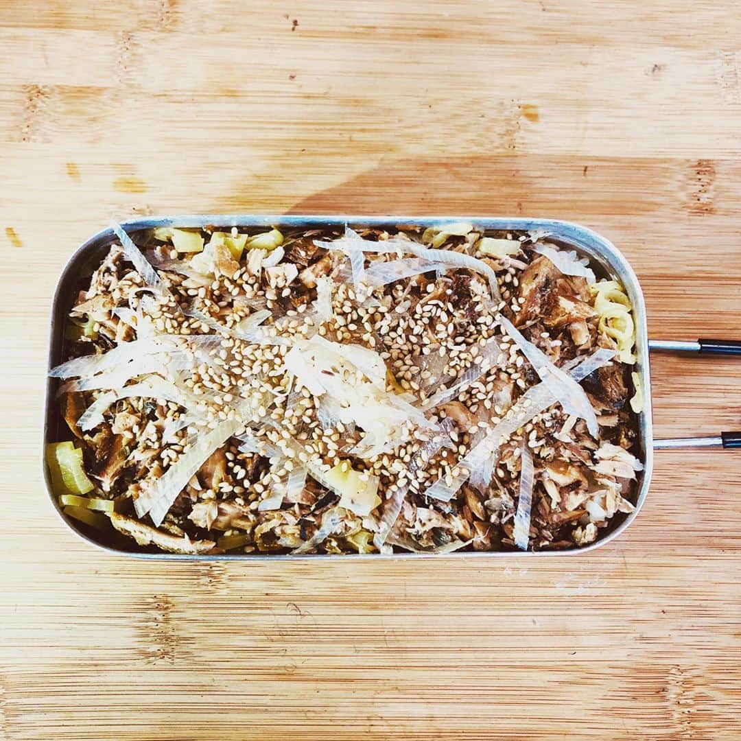 井澤惇のインスタグラム：「メスティンでオイルサバーディン炊き込みご飯のランチ。 #おうち時間 #stayhome  #stayathome #家キャンプ」