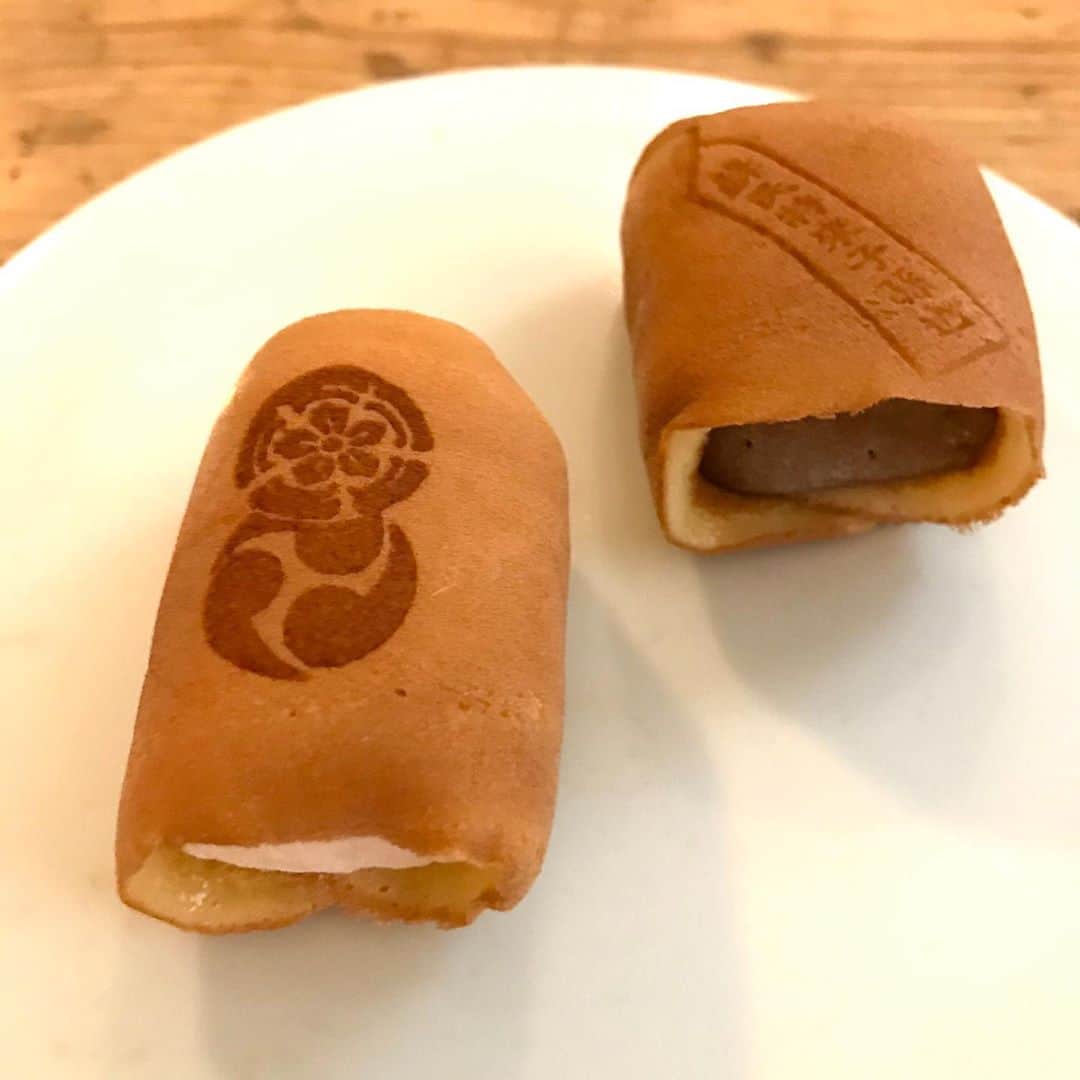 光野桃さんのインスタグラム写真 - (光野桃Instagram)「京都から送られてきた美味しいお菓子。 東京の友人が注文してプレゼントしてくれました。 この時期、こんな贈り物はすごく嬉しいものですね。 甘いものも身体が求めていたみたい。 「祇園まもり」という名のこのお菓子は、祇園祭に、老舗の鍵善良房さんがつくられるという、蘇民将来のお守りを象ったもの。 オンラインショップで扱っているそうです。 薄いカステラで求肥を包んだ調布と呼ばれるお菓子はわたしの大好物。シンプルだけどバランスがよく、和菓子をいただく醍醐味を感じます。 蘇民将来伝説は日本の各地にあり、おまもりは疫病退散させ福を招くと言われています。 新型コロナ禍で、今年の祇園祭は中止とのことですが、京都の底力を思いながら、美味しくいただきました。  #鍵善良房 #祇園まもり #オンラインショップ #ありがとう」4月23日 9時39分 - mitsuno.momo