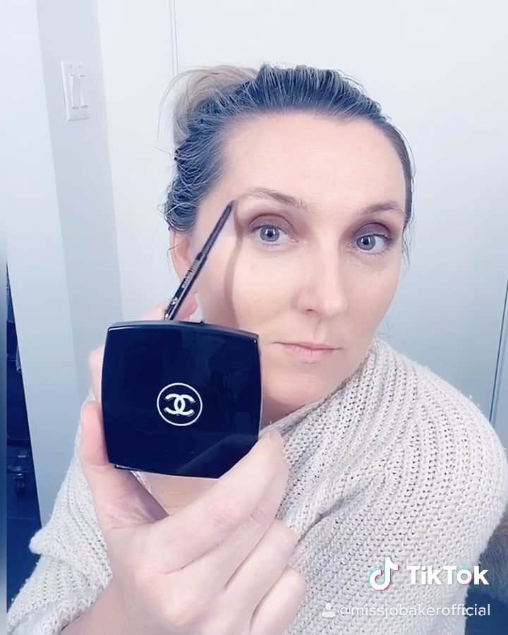 JO BAKERのインスタグラム：「W H O • W H A T • W E A R 💋 Going igtv live with @whowhatwear tomorrow at 3pm ... the results are in and you guys choose the #smokeyeye look I created for @naomigscott @charliesangels premiere... tune in tomorrow... to ask myself and beauty editor @erin_jahns questions and watch us remaster the look on ourselves at home!! For all those that opted for #lucyboynton sparkly look from this years #goldenglobes I have something special coming for you later this week!!! 💋💋 #jobakermakeupartist #workingwithchanel @welovecoco #welovecoco #makeup #makeuptutorial ‼️」