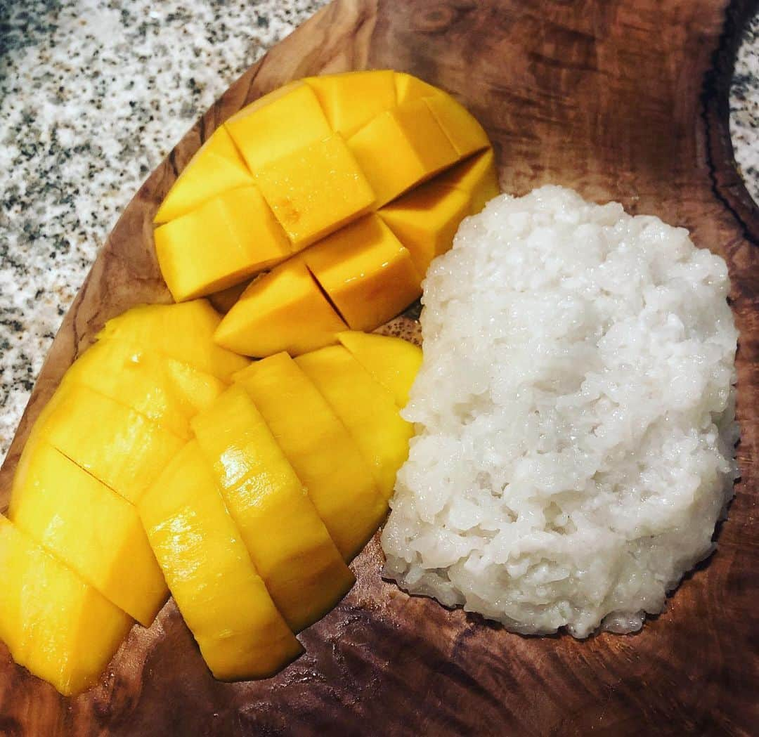 Jada Lalita Patipaksiriのインスタグラム：「🥭+ 🍚= 🙌🏼✨ MANGO STiCKY RiCE An iconic Thai dessert that is the perfect combo of savory (sticky rice & coconut milk), and sweet (mango). #dessert #thaidessert #mango #fruit #sweet #savory #stickyrice #rice #coconutmilk #tasty #dinner #appetizer #yum #foodpics #foodie #yummy #thaispice #food #thaifood #cooking #thaicooking #thailand #spicyfood #recipe #cooking #kitchen #cookbook #chef」