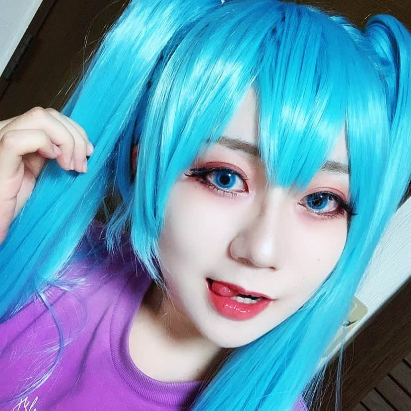 狭間るかのインスタグラム：「深夜になった配信は初音ミクちゃんのコスプレ(顔だけ)でした〜〜！！ また今日も、何時になるかわからないけど配信するからよろしくね〜〜🥰 #cosplay #cosplaygirl #初音ミクコスプレ」