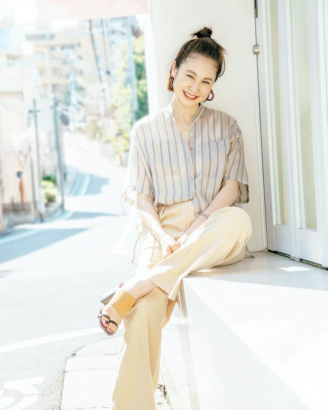 のインスタグラム：「Fashion × cosmetics @androsy_tkj  ベージュトーンのワンカラーコーデに、今季気になるグリーンのレイヤードアイメイクで軽やかに Photo: #toshiyukitamai  #androsy #aewenmatoph #イウエンマトフ #fashioncosmetics #この撮影が懐かしい #夏は出掛けたいよー」