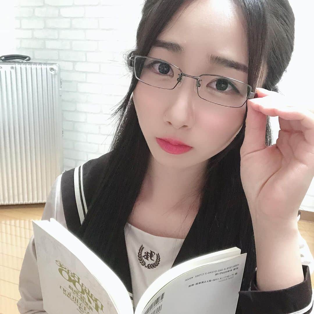 のインスタグラム：「おはようございます🐻  朝から英語の授業です📖✏️ #おはよ　#stayathome #stayhome #student #school #jk #jkブランド　#gm #goodmorning #morning #english #study #leaning #めがね #めがね女子 #眼鏡女子 #優等生　#真面目　#セーラー服」