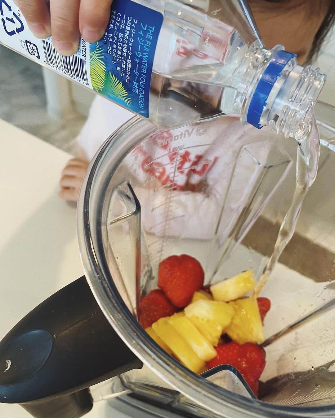 翁安芸さんのインスタグラム写真 - (翁安芸Instagram)「Morning smoothie🍓🍌🍍❤️ いちご、バナナ、パイナップル、アサイ、フィジーウォーターで作ったスムージー。#goodmorning #smoothie #vitamix #fijiwater」4月23日 9時54分 - akinyc