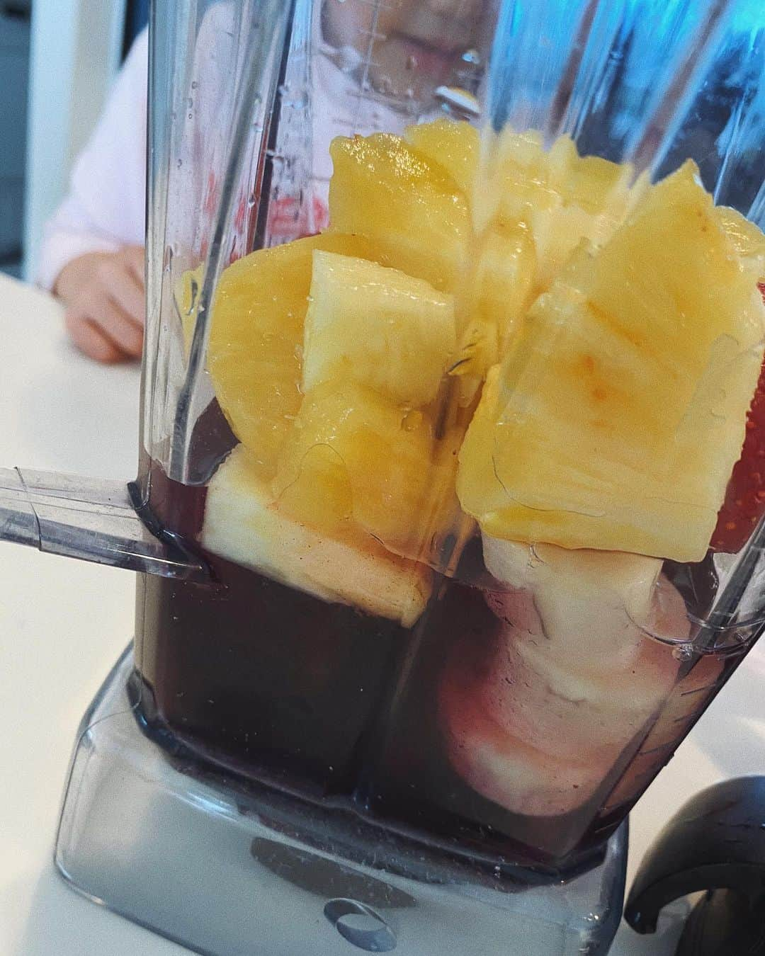 翁安芸さんのインスタグラム写真 - (翁安芸Instagram)「Morning smoothie🍓🍌🍍❤️ いちご、バナナ、パイナップル、アサイ、フィジーウォーターで作ったスムージー。#goodmorning #smoothie #vitamix #fijiwater」4月23日 9時54分 - akinyc