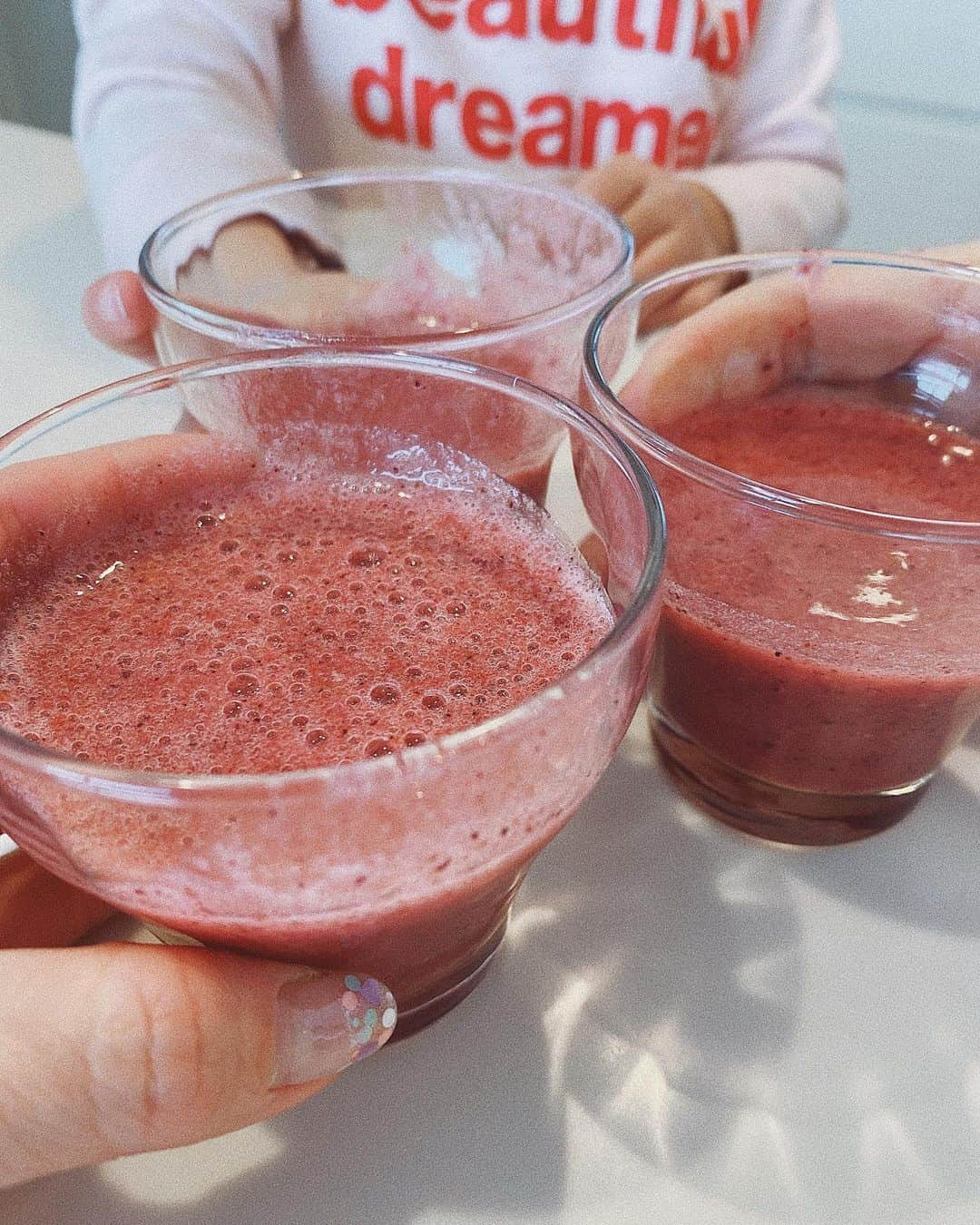 翁安芸さんのインスタグラム写真 - (翁安芸Instagram)「Morning smoothie🍓🍌🍍❤️ いちご、バナナ、パイナップル、アサイ、フィジーウォーターで作ったスムージー。#goodmorning #smoothie #vitamix #fijiwater」4月23日 9時54分 - akinyc