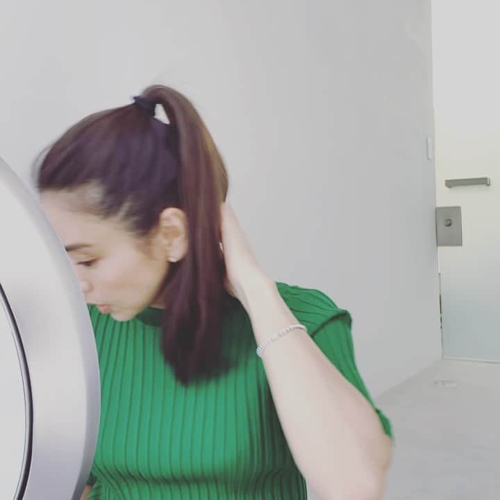 滝沢眞規子さんのインスタグラム動画 滝沢眞規子instagram お家にいても軽くメイクをしています その方がなんとなく楽しいしね コンシーラーで気になるところをカバー 無色のパウダーを軽く アイブローパウダーで適当に書いてボサボサ眉毛は透明