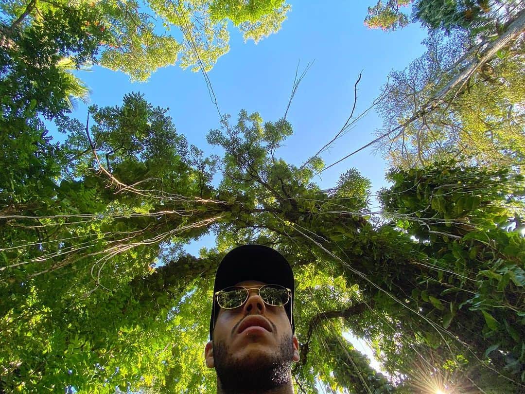 メナ・マスードのインスタグラム：「Happy Earth Day 🌍 Despite our hardships as a species, the Earth has seemed to thrive with the absence of our exorbitance. May we come out of this as better humans for the better of our planet and ourselves.」