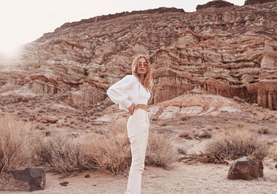 SONYA ESMANのインスタグラム：「a microscopic being on a floating rock that will forever be blown away by the beautiful stillness of the desert, the unfathomable power of sand storms and ocean waves, intricate carvings in canyons, early blooming flowers in april, and the only constant in life that reminds us every morning; the sun will always rise again. 🤍 hope to see u soon, the outdoors.. 🤍 happy earth day 🤍」