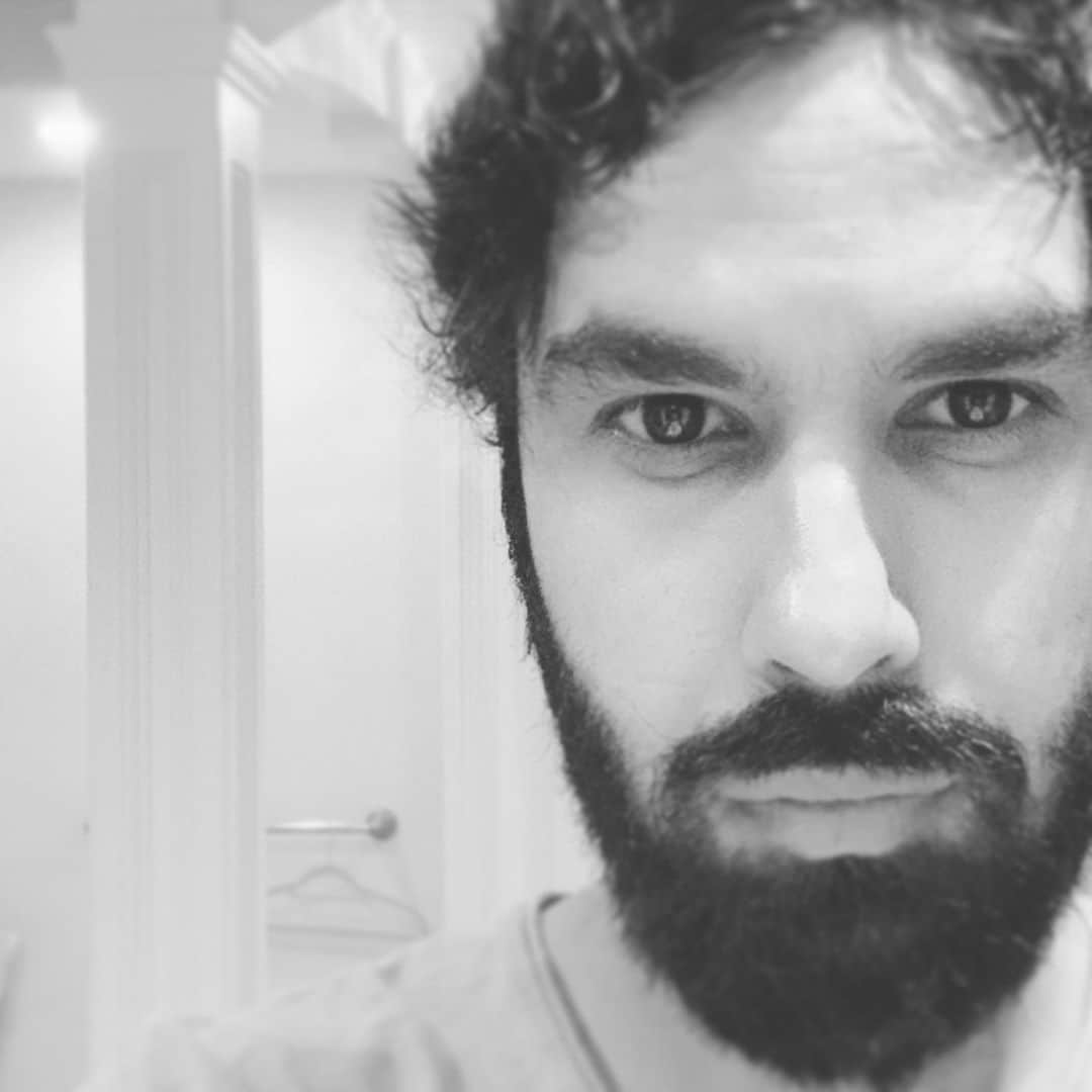 クナル・ネイヤーのインスタグラム：「For all the healthcare workers on the frontline  I salute you  For all the sick, old, and endangered  I pray for you  For all the musicians who have no one to play for  I hear you  For all the students who won’t feel the triumph of graduation  I clap for you  For all the kind acts, helping hands, quiet moments of courage  I see you  For all the anxious moments, the fear, and the tears  I feel you (deep in my heart)  For all those that hold on to even the smallest glimmer of hope  I love you  For all those that will not see the light of day  I cannot forget you  Because  I  am  you  And together shall we be,  till one day  This too shall  pass.  And never again  Will we be able  To utter a single bad word  Against  The present moment.」