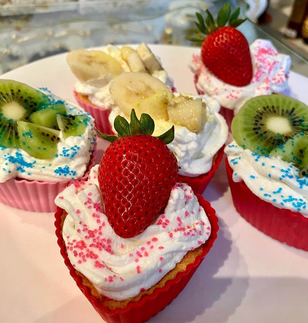あんなさんのインスタグラム写真 - (あんなInstagram)「どーぞ！お家でカップケーキ作ってみました🥰 made cupcakes at home🧁🍓🥝🍌 #stayhome」4月23日 10時23分 - annaayaofficial