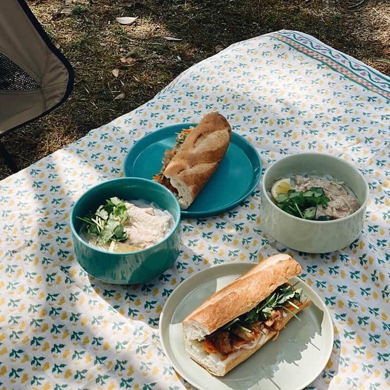 有限会社マルヒロさんのインスタグラム写真 - (有限会社マルヒロInstagram)「【僕らの食器ジャーニー Nao的、食器ロマン ～おうちごはん＆キャンプごはん編～】⁠⠀ ⁠⠀ ⁠とある日のキャンプごはん。⁠⠀ キャンプ場にはさわやかな風が吹いていました。⁠⠀ 今日は、ベトナム料理の大定番、フォーとバインミー。⁠⠀ ・⁠⠀ ・⁠⠀ ・⁠⠀ オンラインストア連載特集「僕らの食器ジャーニー」では、今回、おうちじかんや旅、アウトドアなど様々なシーンを鮮やかに楽しむ @419tad さんの食器ロマンを探ってみた⁠🌿⁠⠀ ⁠⠀⁠⠀ きっとあなたもNaoさんの食器ジャーニーを知ったら、食器の先にあるロマンを求めずにはいられなくなる！⁠😳⁠⠀ ⁠⠀⁠⠀ 「インタビュー編」と「おうちごはん＆キャンプごはん編」を公開中！🌟⁠⠀ ㅤㅤㅤㅤㅤㅤㅤㅤㅤㅤㅤㅤㅤ⁠⠀⁠⠀ 特集ページは、アカウントページ @maruhiro.hasami プロフィールのリンクからどうぞ！⁠🙌🏻⁠⠀ ⁠⠀⁠⠀ #マルヒロ⁠⠀⁠⠀ #マルヒロオンラインストア⁠⠀⁠⠀ #僕らの食器ジャーニー⁠⠀⁠⠀ #食器ジャーニー⁠⠀⁠⠀ #おうちごはん⁠⠀⁠⠀ #キャンプごはん⁠⠀⁠⠀ #キャンプ⁠⠀⁠⠀ #maruhiro⁠⠀⁠⠀ #食器⁠⠀⁠⠀ #器⁠⠀⁠⠀ #うつわ⁠⠀⁠⠀ #HASAMI⁠⠀⁠⠀ #波佐見焼き⁠⠀⁠⠀ #波佐見⁠⠀⁠⠀ #season01⁠⠀⁠⠀ #ceramics⁠⠀ ⁠⠀」4月23日 10時31分 - maruhiro.hasami