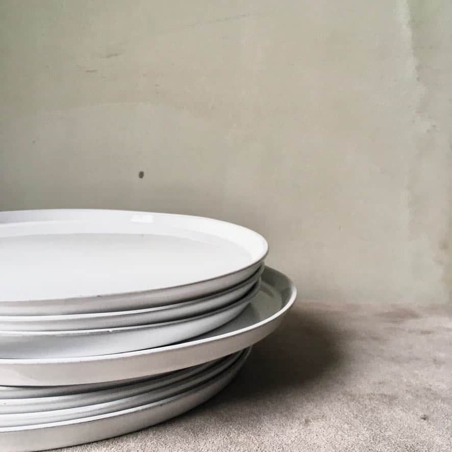 WorldNeighborsCafe/SoooLiquidのインスタグラム：「お店で使ってる白いお皿は、#potpurri さんのお皿です。⁠⠀ 清澄にあるギャラリーは、5月6日まで休業中ですが、⁠⠀ ONLINE Shopは営業しています！⁠⠀ ⁠⠀ ★POTPURRI（ポトペリー）⁠⠀ https://shop.potpurri.co.jp/⁠⠀ @_potpurri⁠⠀ ⁠⠀ あ、カフェは今日も11時から、⁠⠀ テイクアウトで営業しています！⁠⠀ @laundrycafe_kiyosumi⁠⠀ ⁠⠀ -----------------------------------⁠⁠⠀ 営業日を変更しています。⁠⠀ 営業日：火・木・土⁠⠀ 営業時間：11:00-20:00⁠⠀ ⁠⠀ TEL:03-6458-8853⁠⠀ -----------------------------------⁠⠀ #worldneighborscafe #soooliquid⁠⠀ -----------------------------------⁠⠀ #cafe #kiyosumishirakawa #coffee ⁠#⁠sandwich⁠⠀ #coffeetime #art #kitchengram_jp⁠ #tableware⁠⠀ #hasami #tokyocafe #park⁠ #stayhome⁠⠀ #ポトペリー #カフェ巡り #テーブルウェア #今日のご飯 #食器好き #食器集め #フーディーテーブル」