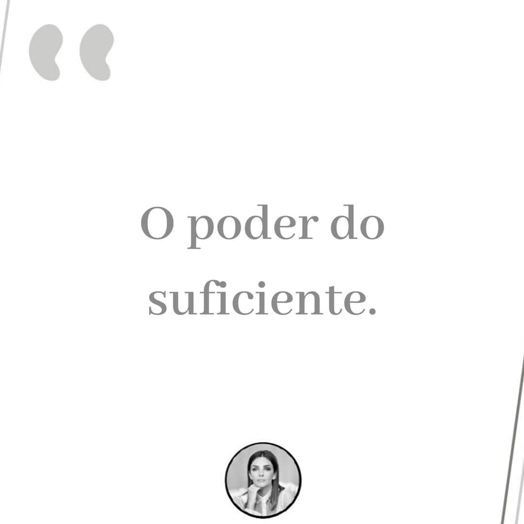 カロリーネ・セリコさんのインスタグラム写真 - (カロリーネ・セリコInstagram)「#CaCelicoMaternidade • O Suficiente ⁣ ⁣ A Live de hoje sobre "construir vínculos fortes" com nossos filhos foi de mudar o circuito de raciocínio de muita gente, inclusive o meu. ⁣ Recebi também muitas mensagens de pessoas que não tem filhos, e se identificaram muito com o tema.⁣ Então, decidi escrever e resumir aqui. ⁣ Entender como funciona a maternidade, nos ajuda a identificar erros e acertos dos nossos pais, traz o perdão, e promove o resignificado.⁣ ⁣ Dessa forma, podemos potencializar os pontos positivos e neutralizar os negativos, acertando mais do que errando na nossa geração.⁣ ⁣ Tempo de qualidade significa:⁣ - Atenção completa: desconectar de todas as preocupações, inclusive desconectar os celulares (que são "ameaças" do momento que deveria ser só seu e deles). - Contato: olho no olho. Incentivar criatividade e colaboração. Descobrir o que gostam de fazer, que não tenha telas (ou energia elétrica) e incentivá-los por exemplo em ajudar em casa, se sentem úteis. - Reforço positivo: elogiar as atitudes, o sucesso em terminar atividades, cumprirem uma tarefa, não simplesmente por serem "lindos", que são os elogios que mais gostamos de fazer. ⁣ Lembrando que não interessa se são 15 minutos ou horas, desde que sejam de qualidade.⁣ O que realmente vale são os minutos de total atenção sua para eles, e não o fato de estar em casa. ⁣ E o mais importante, não se culpe pelo que deixou e fazer. O passado fica no passado.  O que importa é o que você vai fazer a partir de hoje!⁣ ⁣ Um abraço no seu coração,⁣ ⁣ CC ♾」4月23日 10時53分 - cacelico