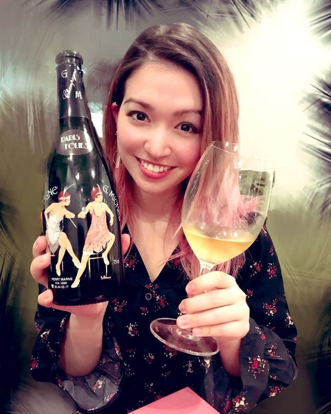 ダンドイ舞莉花のインスタグラム：「I’m 30!! ‪たくさんのお祝いメッセージありがと😍4月22日に30歳になりました🥂‬ ‪母親が用意してくれた私の生まれ年、1990年のシャンパンと共にサプライズで大好きな仲間達がオンラインにて大集合！💕‬ 本当にありがとう！！！ #stayhome #iturned30inquarantine #おうち時間 #birthday #party #zoom #thankyou #1990 #im30 #popthechampagne」