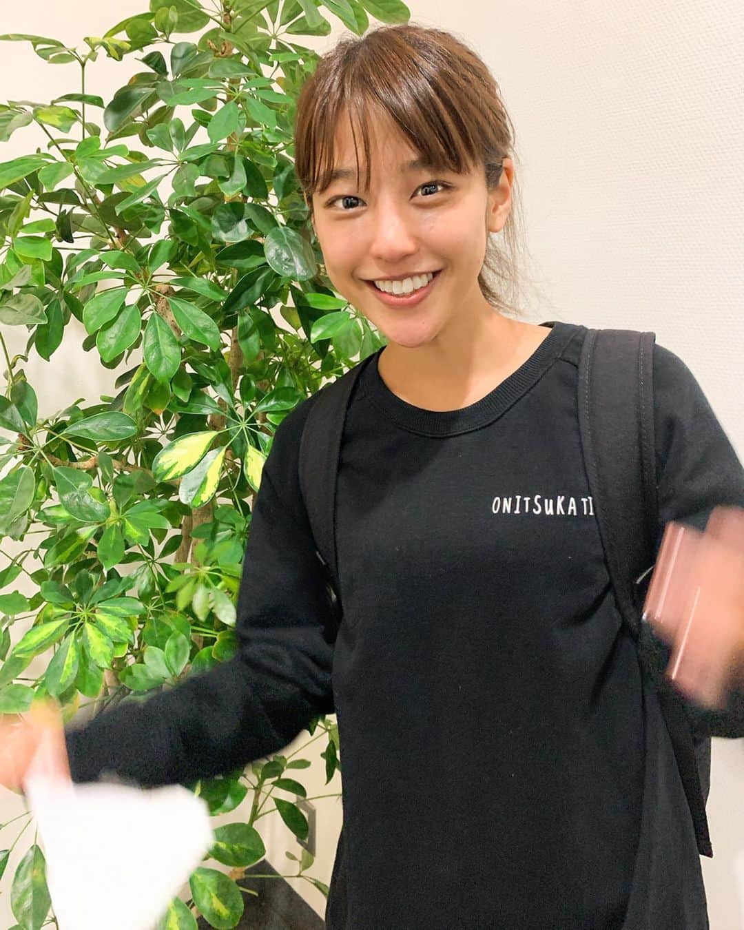 岡副麻希さんのインスタグラム写真 - (岡副麻希Instagram)「🍒 気が付けば最近毎日ボサボサヘアー日常！ せめてお仕事に行くときは！🥺と、﻿ おりぼんを付けた日👦🏻🎀💕﻿ ﻿（と言っても、ざっくりポニー笑）﻿ ﻿ この髪飾りは中高時代からの数少ない親友が﻿ お誕生日プレゼントに贈ってくれたものです😌💞﻿ ﻿ そんな彼女は今お医者さんとして、日々医療現場でたくさんの人と向き合っています。命がけで毎日闘ってくれています。それでもPCR検査を受けられないことへの怒りをぶつけてくる方もいるそうです。その話を聞いて胸がきゅっとしました。﻿ ﻿ みんな（もちろん私も）今不安な気持ち、一気に変わってしまった日常に戸惑いもありますよね…﻿ でも、日々私たちを守るために命懸けで闘ってくれている医療従事者の方々にありがとうの気持ちと、敬意を表することは忘れたらいけないなぁ…と、、﻿ ﻿ 長くなってしまいましたが、﻿ こんなときこそ、ひとにやさしく！生きたいものです🥺🥺🥺わたしもがんばります！﻿ ﻿ #人にやさしく#スリーピース！！！ #今日も#ありがとう #医療従事者の方々に感謝」4月23日 10時55分 - maki_okazoe_official