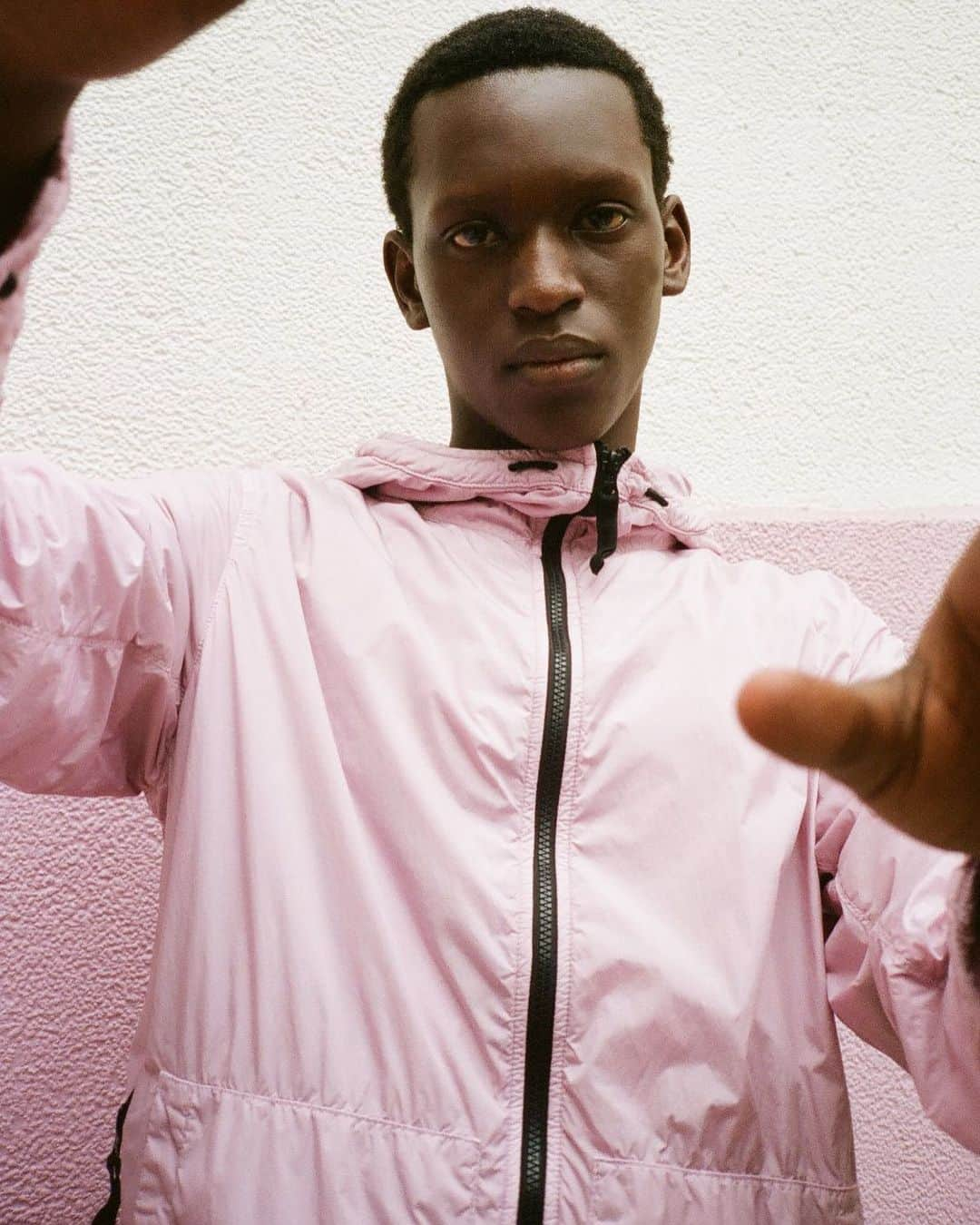 I.T IS INSPIRATIONさんのインスタグラム写真 - (I.T IS INSPIRATIONInstagram)「Pink has made a comeback in men’s style. Try it on this Spring / Summer if you have never had before. - @stoneisland_official #ITHK #ITisInspiration #stoneisland #ss20 #pink #hooded #zipjacket #jacket #pinkisthenewblack #pastel #feelingspring」4月23日 11時00分 - ithk